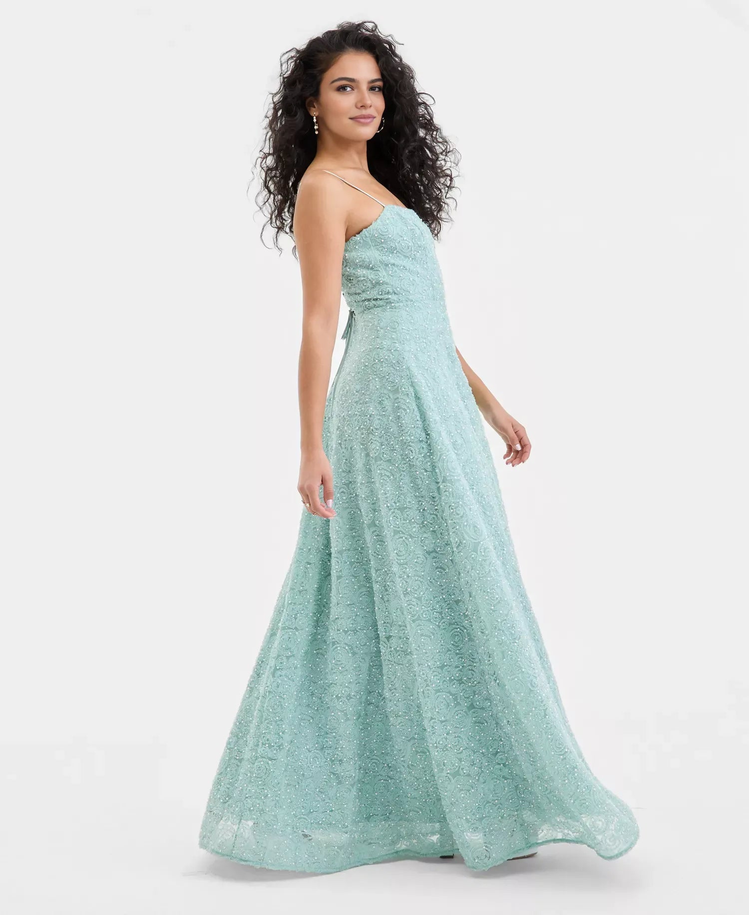 Elegante vestido de fiesta largo formal con tirantes finos, línea A, abalorios soutache y cordones en la espalda.