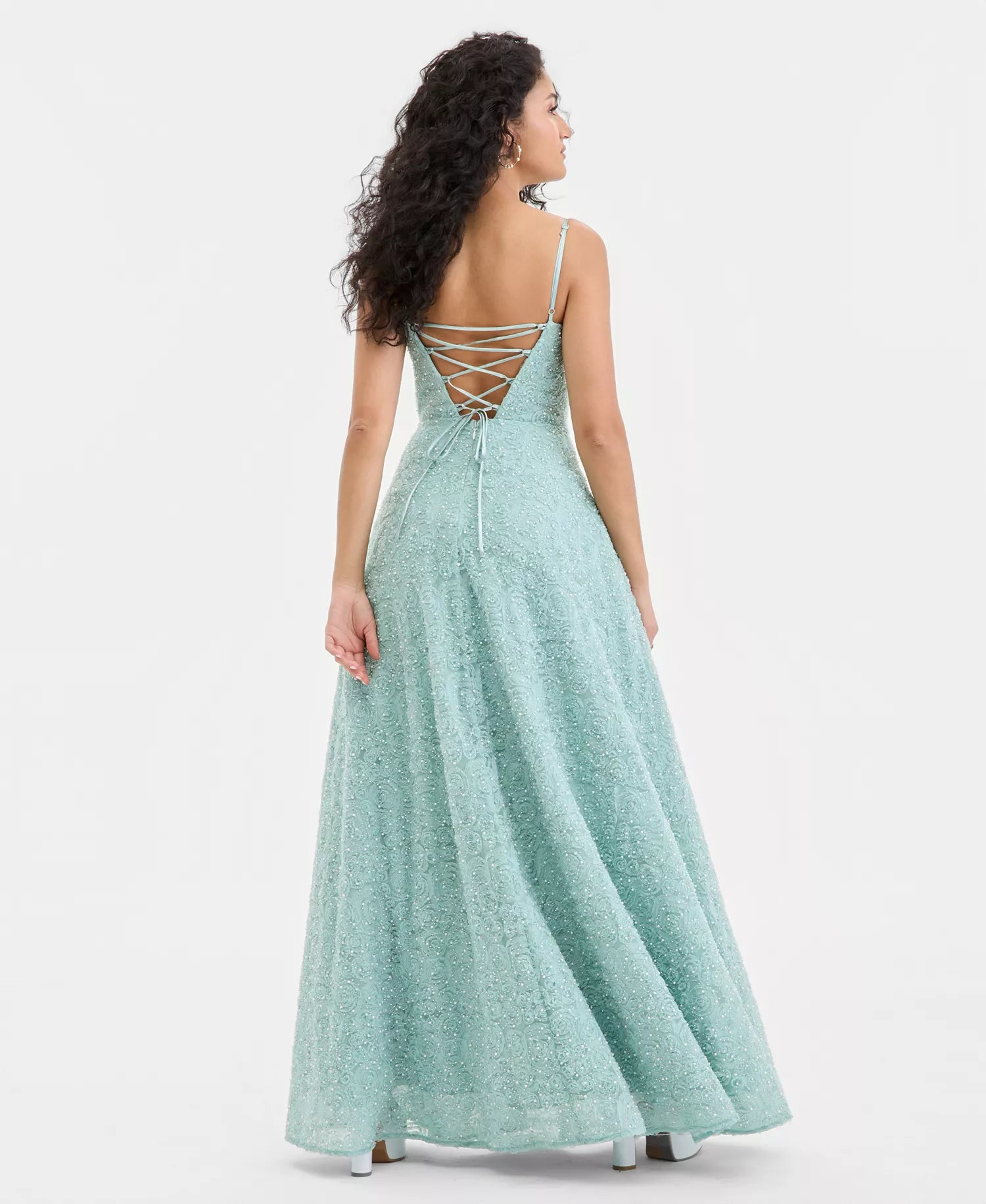 Elegante vestido de fiesta largo formal con tirantes finos, línea A, abalorios soutache y cordones en la espalda.