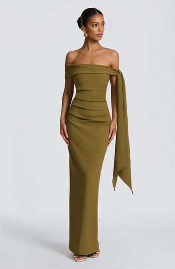 Elegante Vestido de Noche Largo de Crepé con Hombros Descubiertos y Lazo