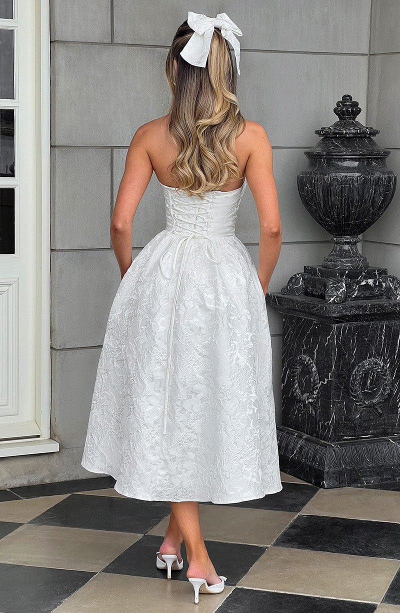 Elegante vestido de cóctel acampanado sin tirantes de jacquard ajustado con corsé y de noche midi