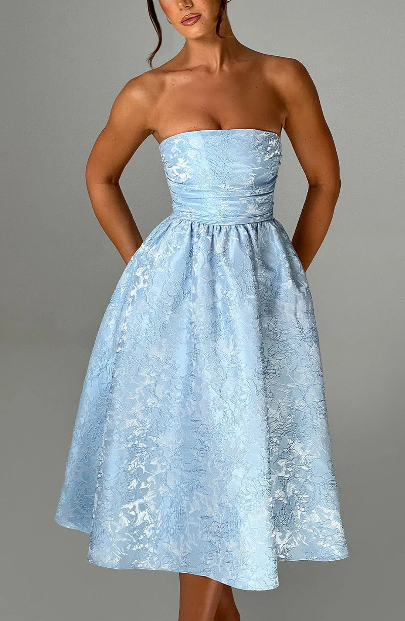 Elegante vestido de cóctel acampanado sin tirantes de jacquard ajustado con corsé y de noche midi