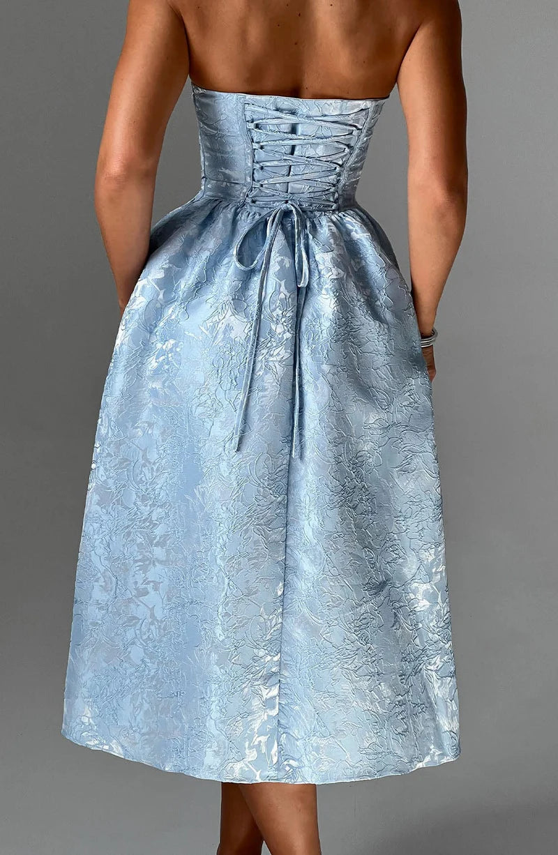Elegante vestido de cóctel acampanado sin tirantes de jacquard ajustado con corsé y de noche midi