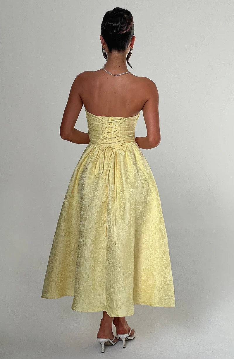 Elegante vestido de cóctel acampanado sin tirantes de jacquard ajustado con corsé y de noche midi