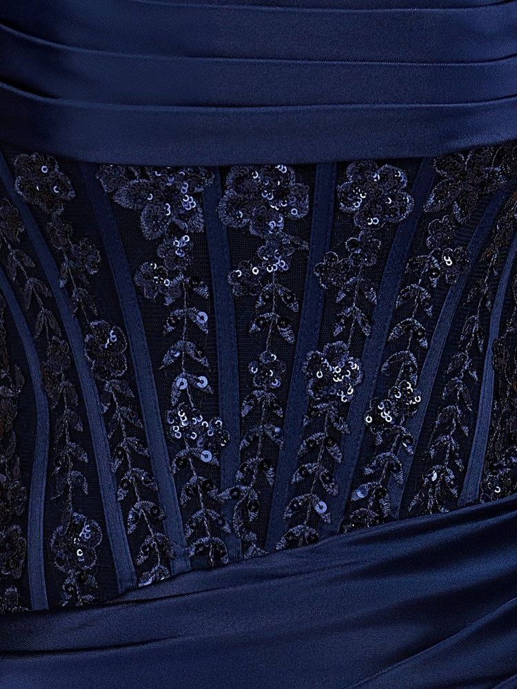 Elegante minivestido ceñido sin tirantes de satén con corsé y cordones para regreso a casa