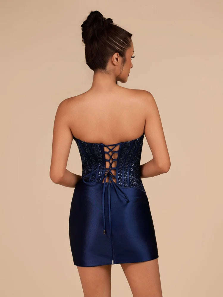 Elegante minivestido ceñido sin tirantes de satén con corsé y cordones para regreso a casa