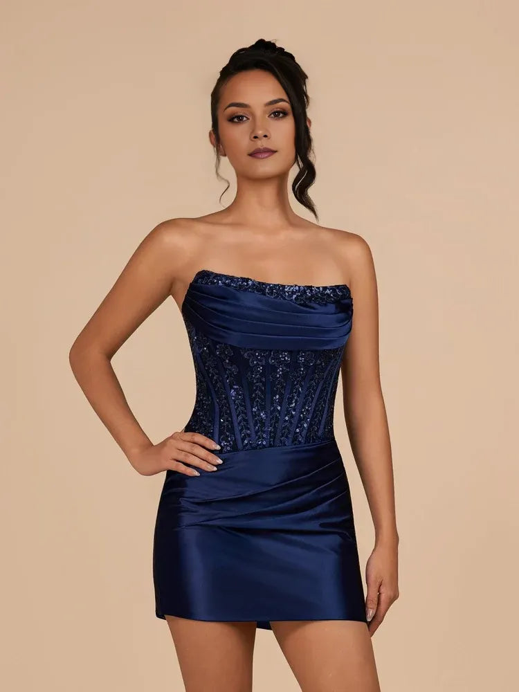 Elegante minivestido ceñido sin tirantes de satén con corsé y cordones para regreso a casa