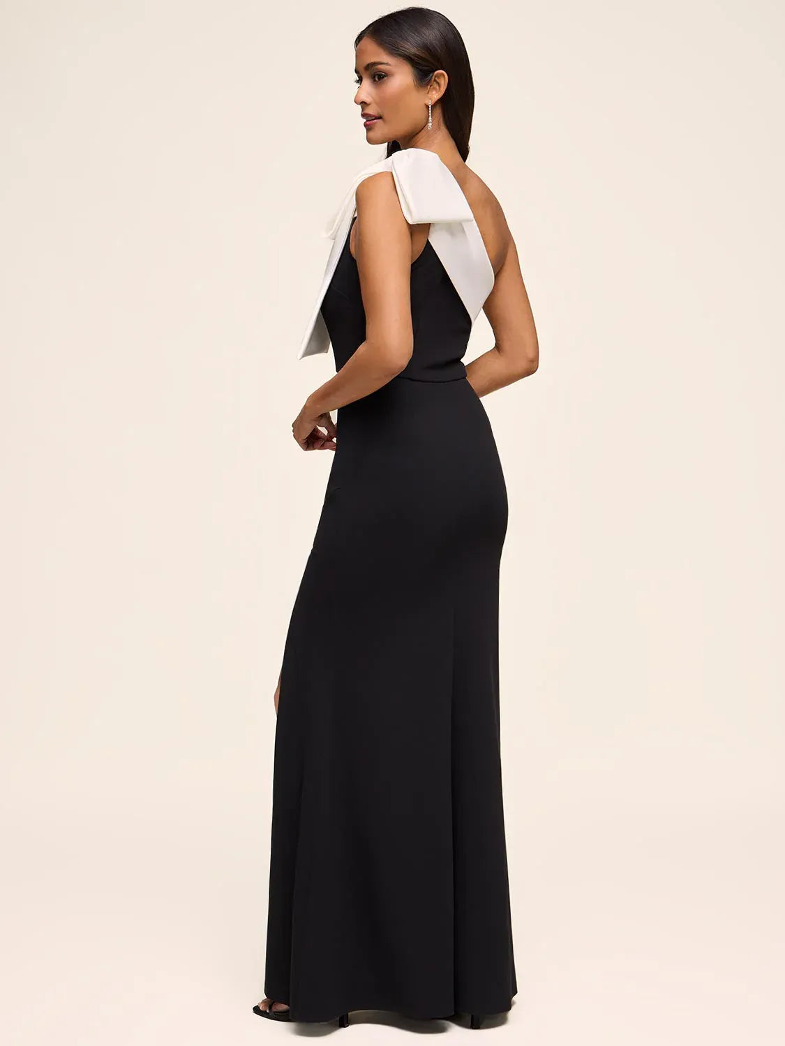 Elegante Vestido de Noche de Sirena con Abertura, un Hombro y Lazo de Crepé