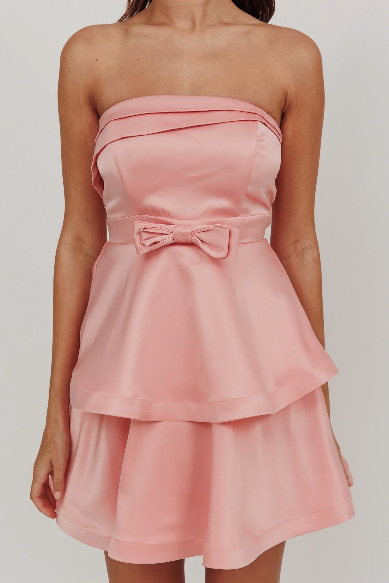 Elegante Vestido de Fiesta Mini de Satén sin Tirantes y sin Mangas en Capas con Lazo en la Cintura para Regreso a Casa