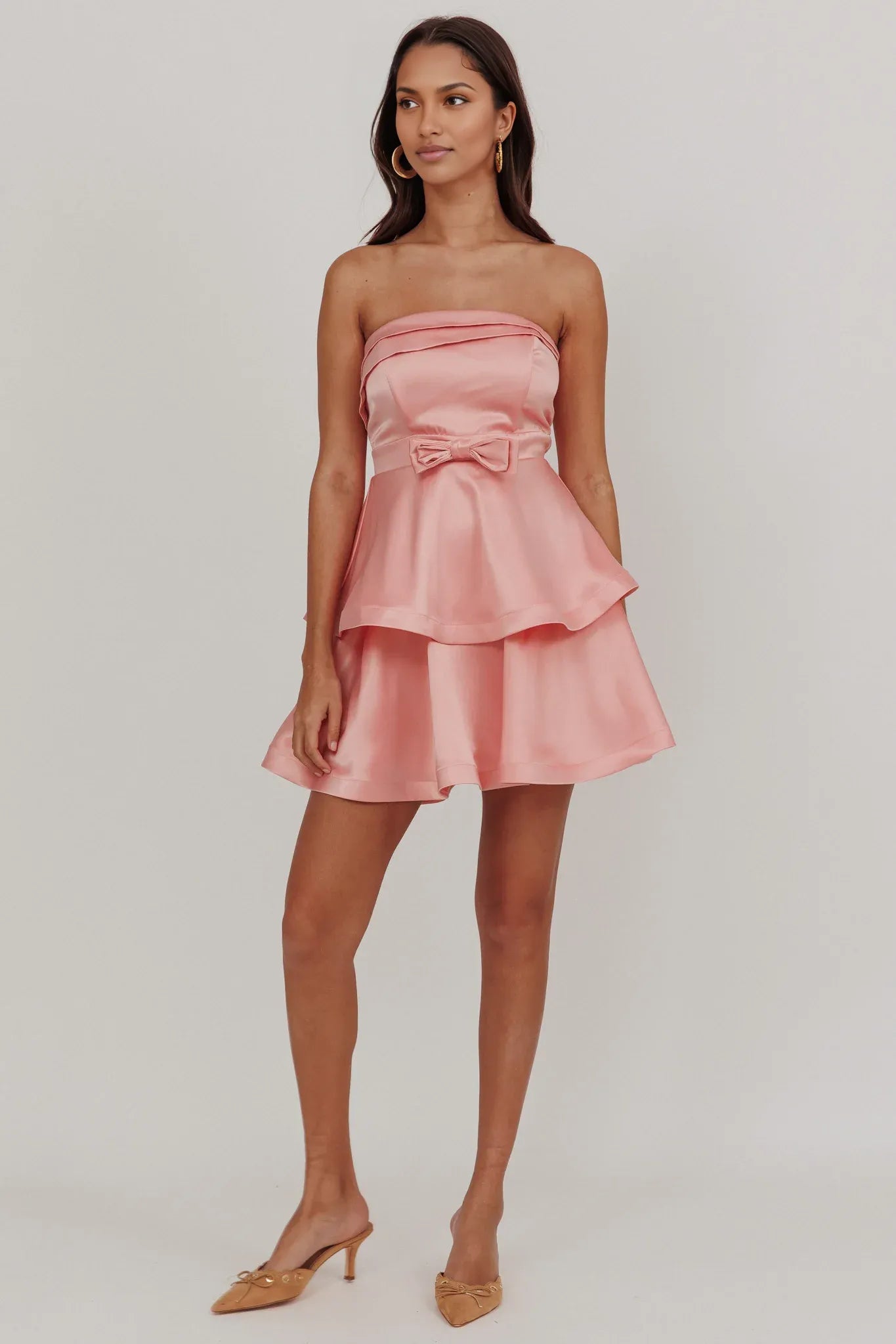 Elegante Vestido de Fiesta Mini de Satén sin Tirantes y sin Mangas en Capas con Lazo en la Cintura para Regreso a Casa