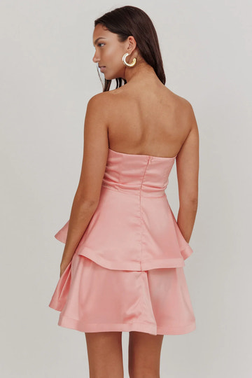 Elegante Vestido de Fiesta Mini de Satén sin Tirantes y sin Mangas en Capas con Lazo en la Cintura para Regreso a Casa