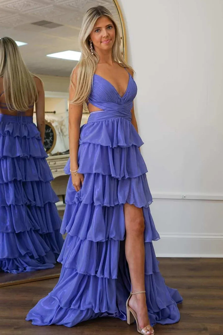 Elegante Vestido de Fiesta Largo Morado con Tirantes Delgados, sin Espalda y con Volantes Escalonados