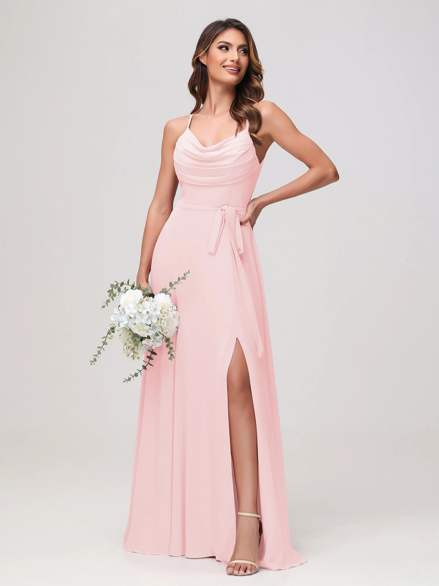 Vestido de dama de honor de chifón con tirantes finos, cuello vuelto, banda y abertura