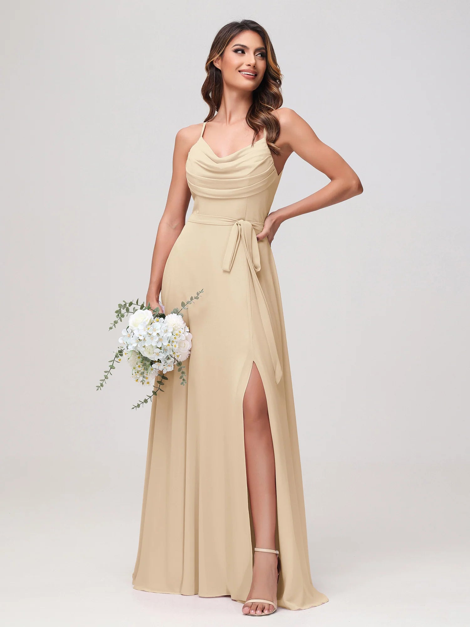 Vestido de dama de honor de chifón con tirantes finos, cuello vuelto, banda y abertura