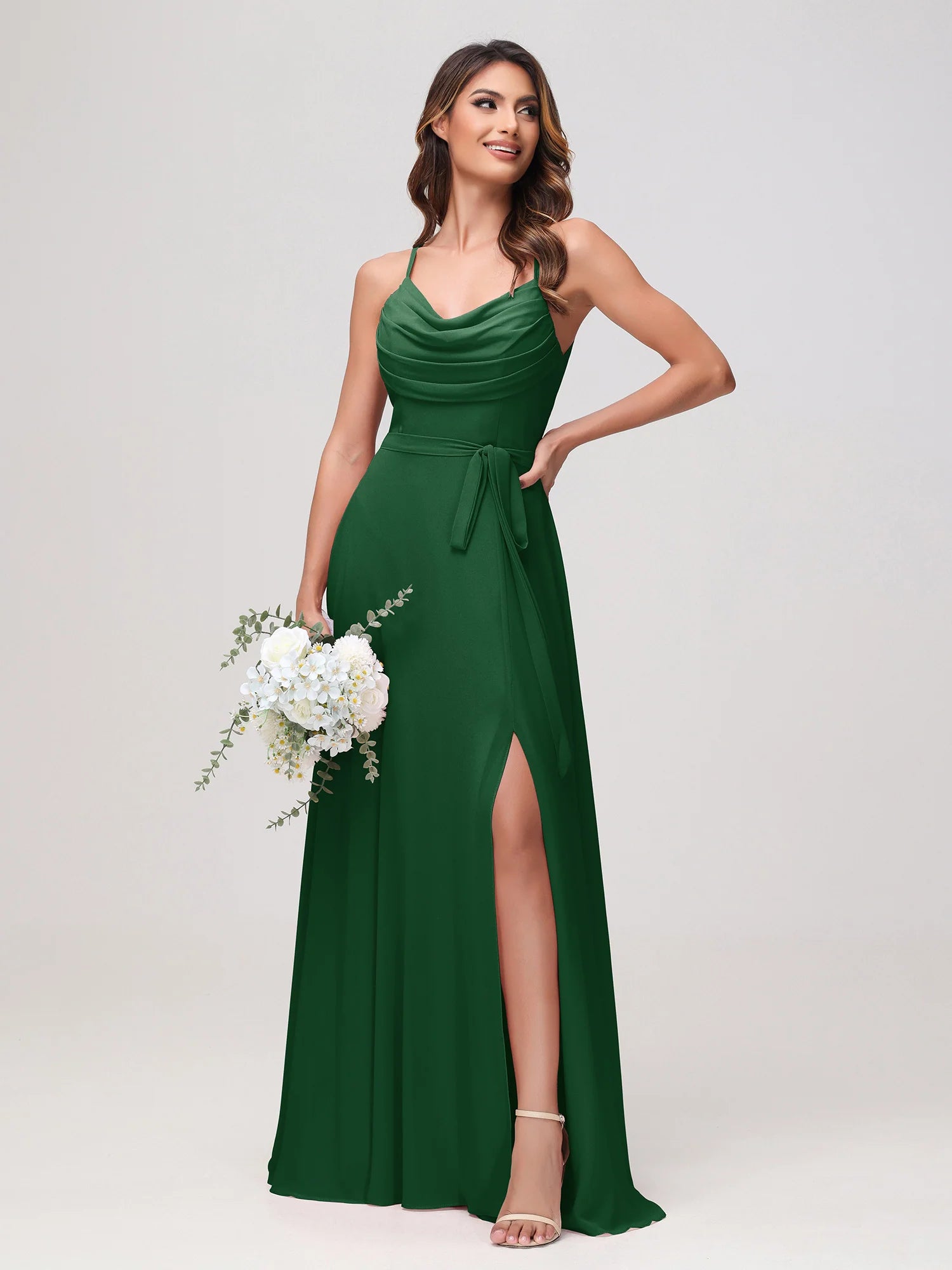 Vestido de dama de honor de chifón con tirantes finos, cuello vuelto, banda y abertura