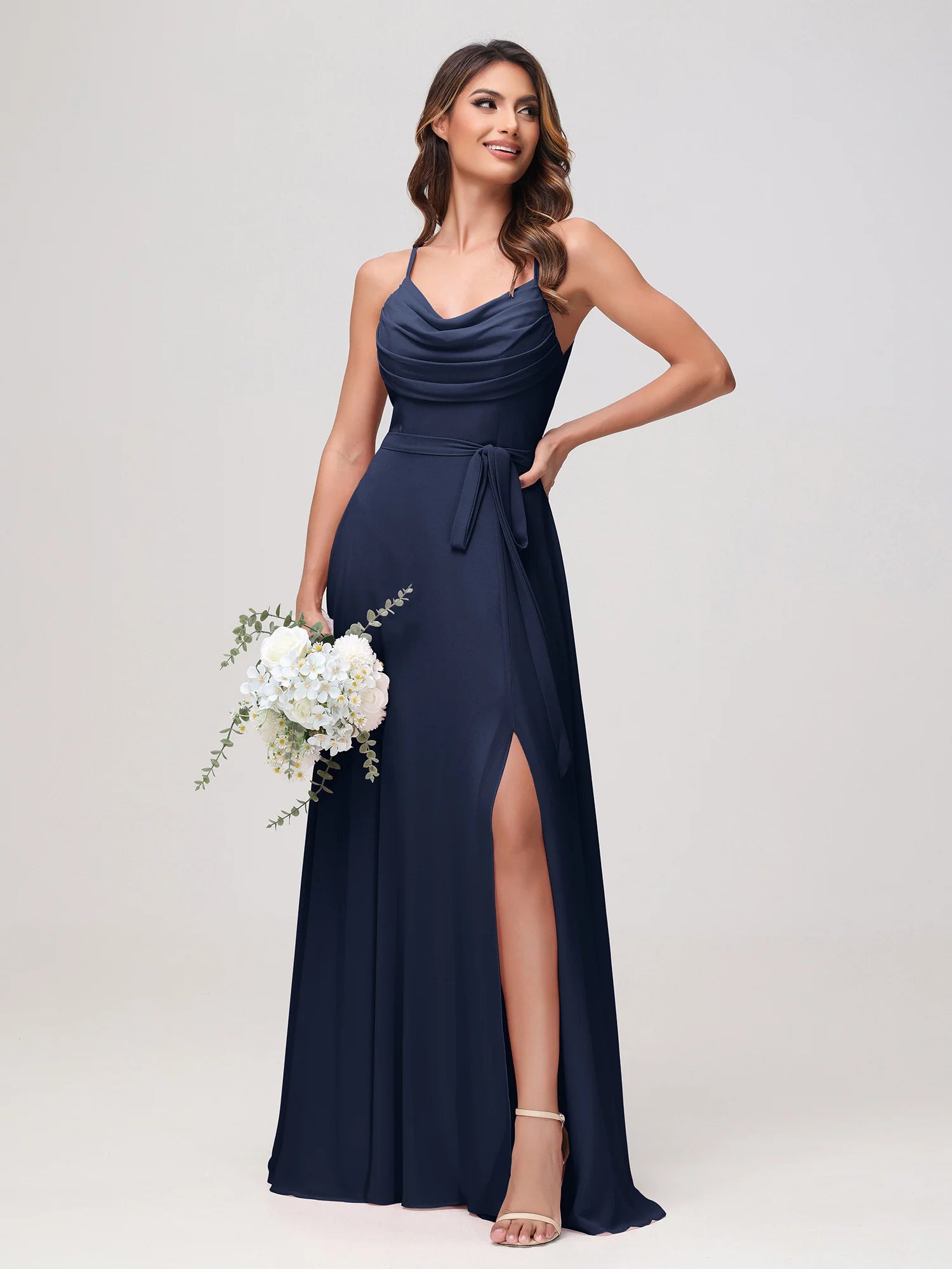 Vestido de dama de honor de chifón con tirantes finos, cuello vuelto, banda y abertura