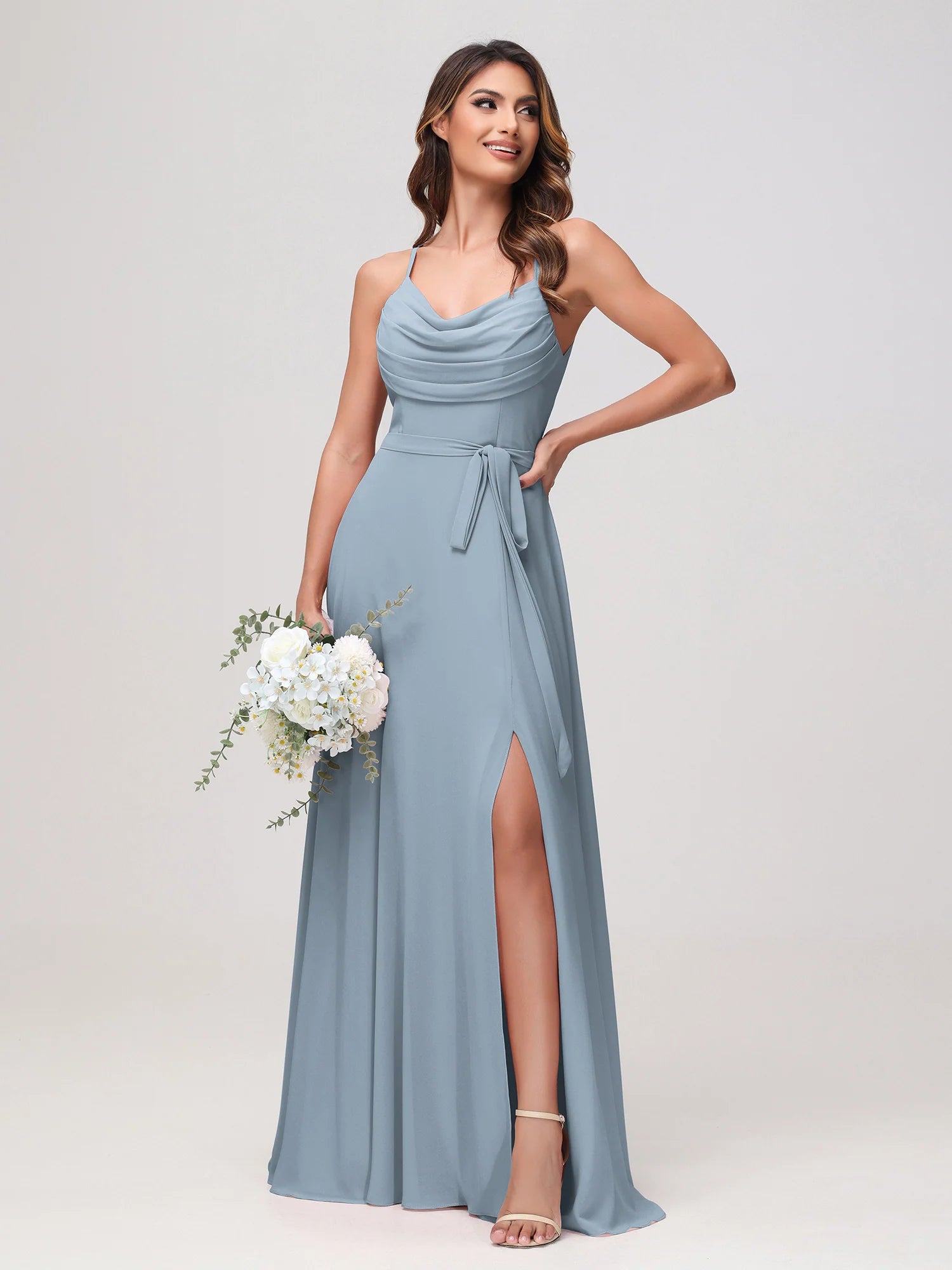 Vestido de dama de honor de chifón con tirantes finos, cuello vuelto, banda y abertura