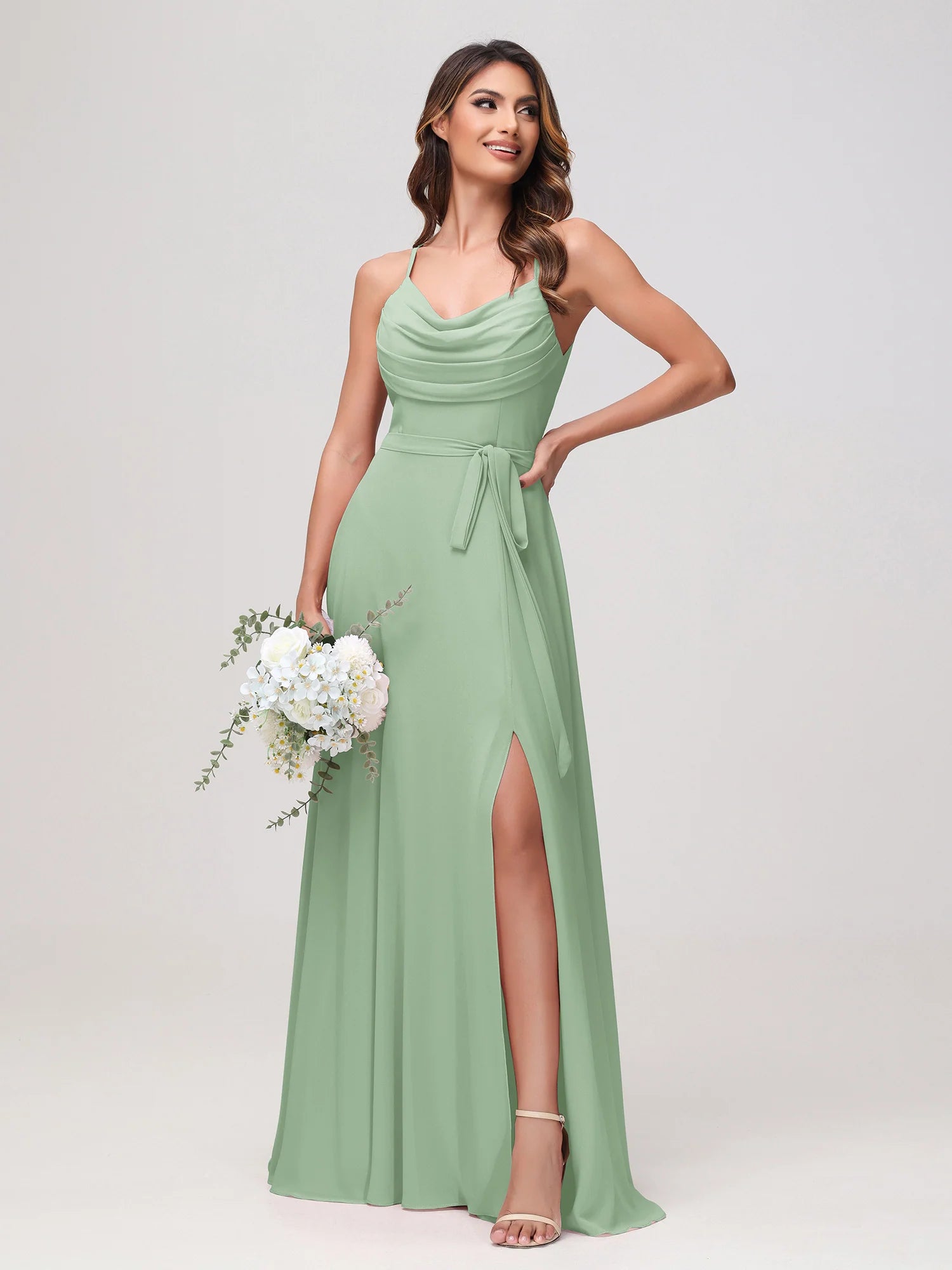 Vestido de dama de honor de chifón con tirantes finos, cuello vuelto, banda y abertura