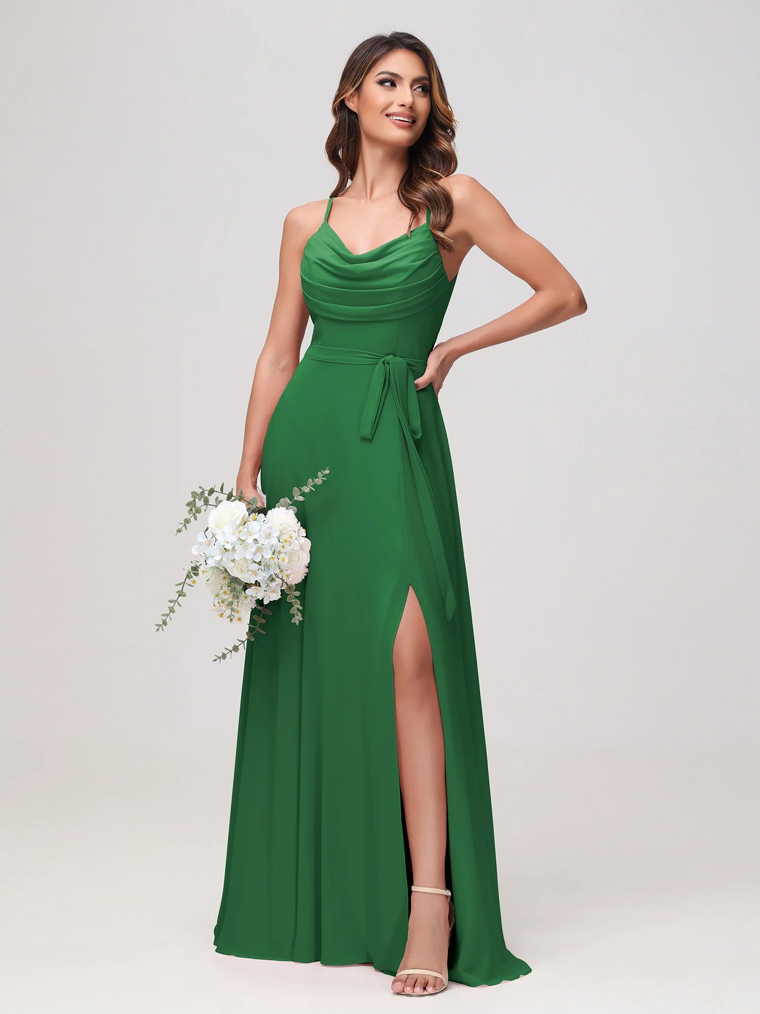 Vestido de dama de honor de chifón con tirantes finos, cuello vuelto, banda y abertura