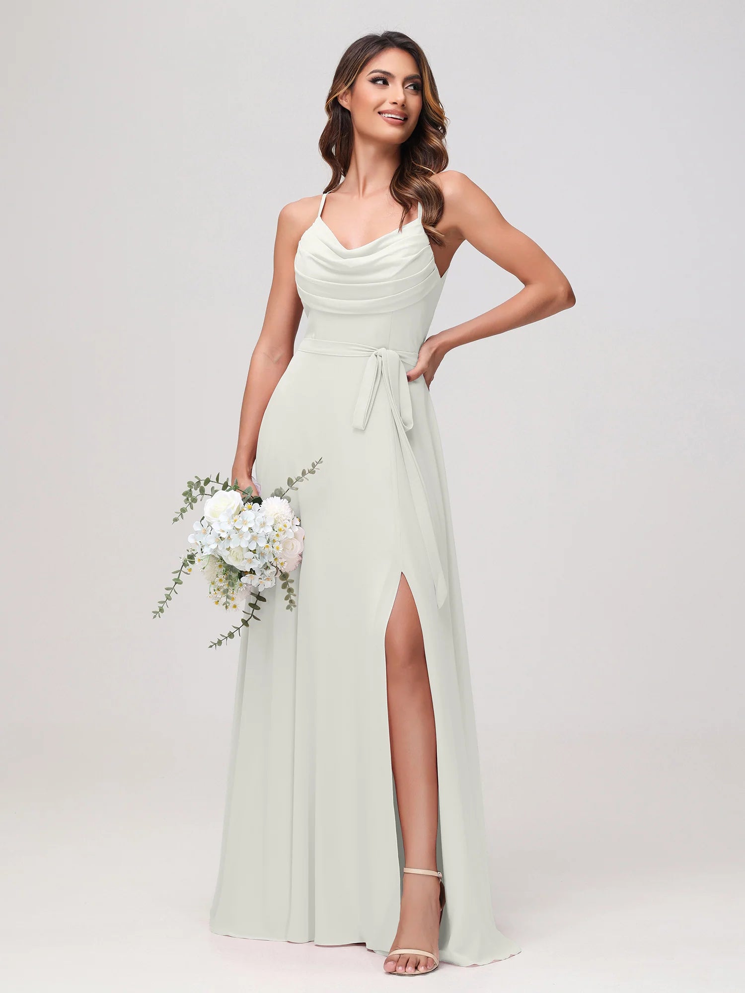 Vestido de dama de honor de chifón con tirantes finos, cuello vuelto, banda y abertura