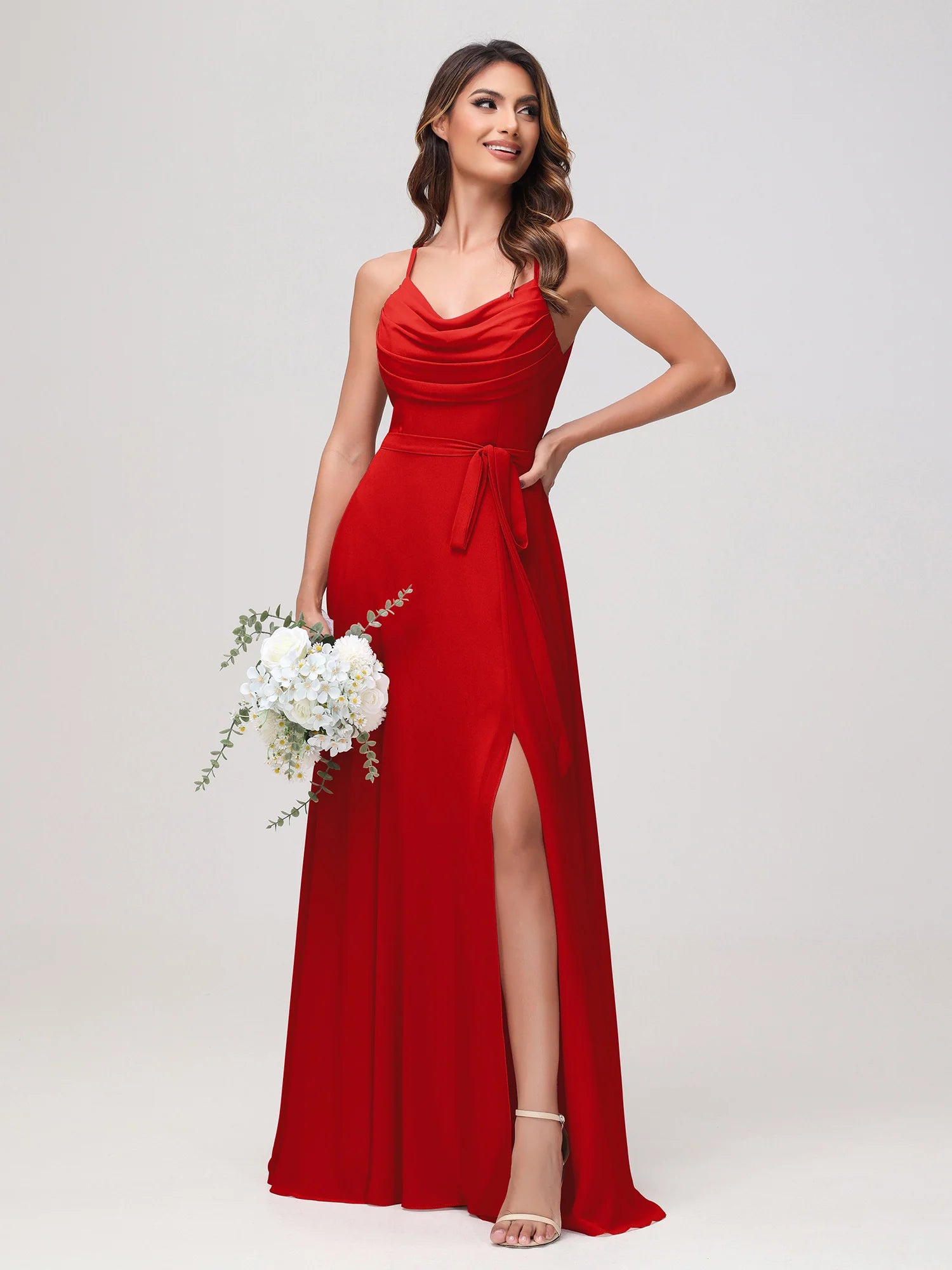 Vestido de dama de honor de chifón con tirantes finos, cuello vuelto, banda y abertura