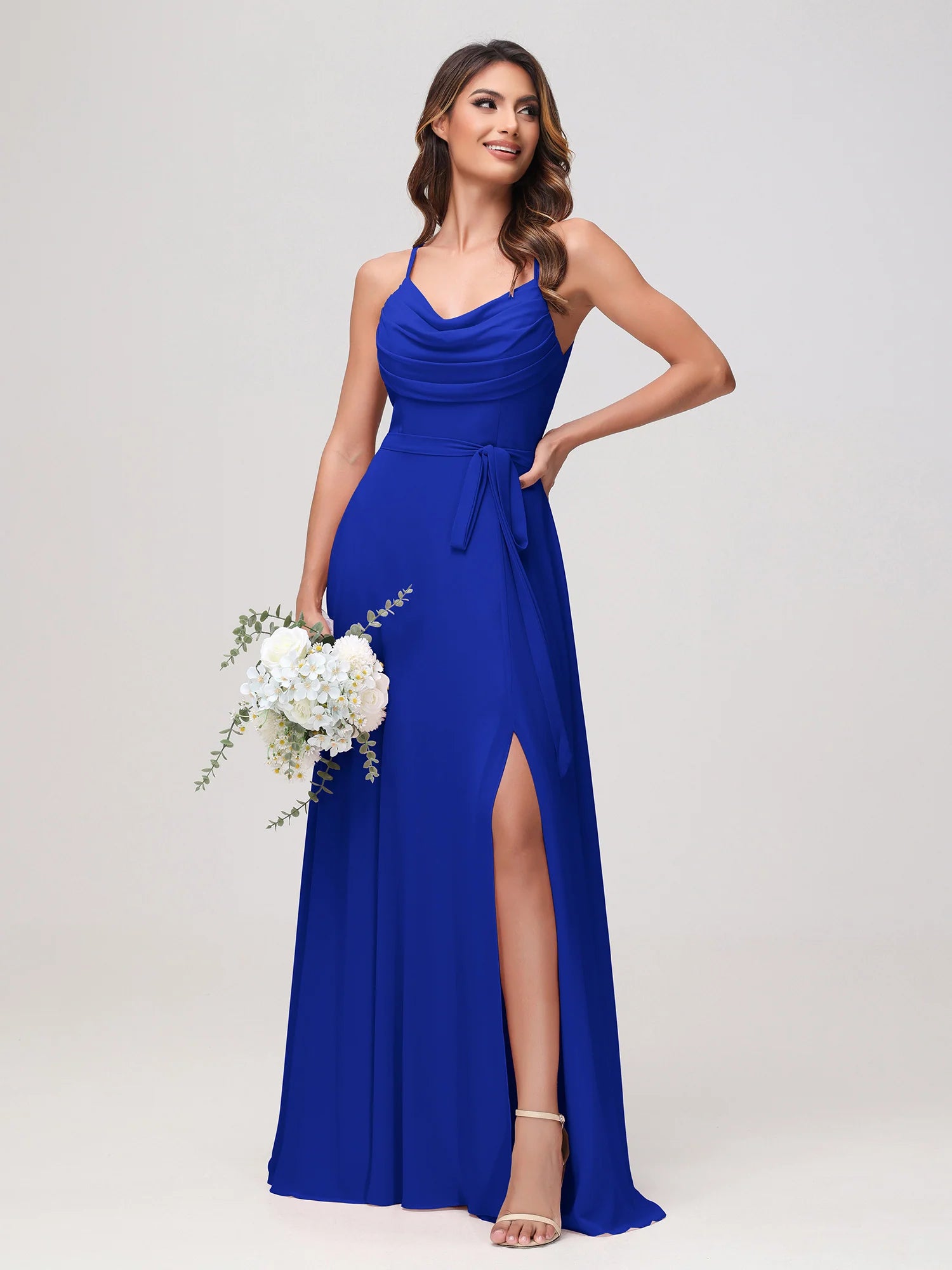 Vestido de dama de honor de chifón con tirantes finos, cuello vuelto, banda y abertura