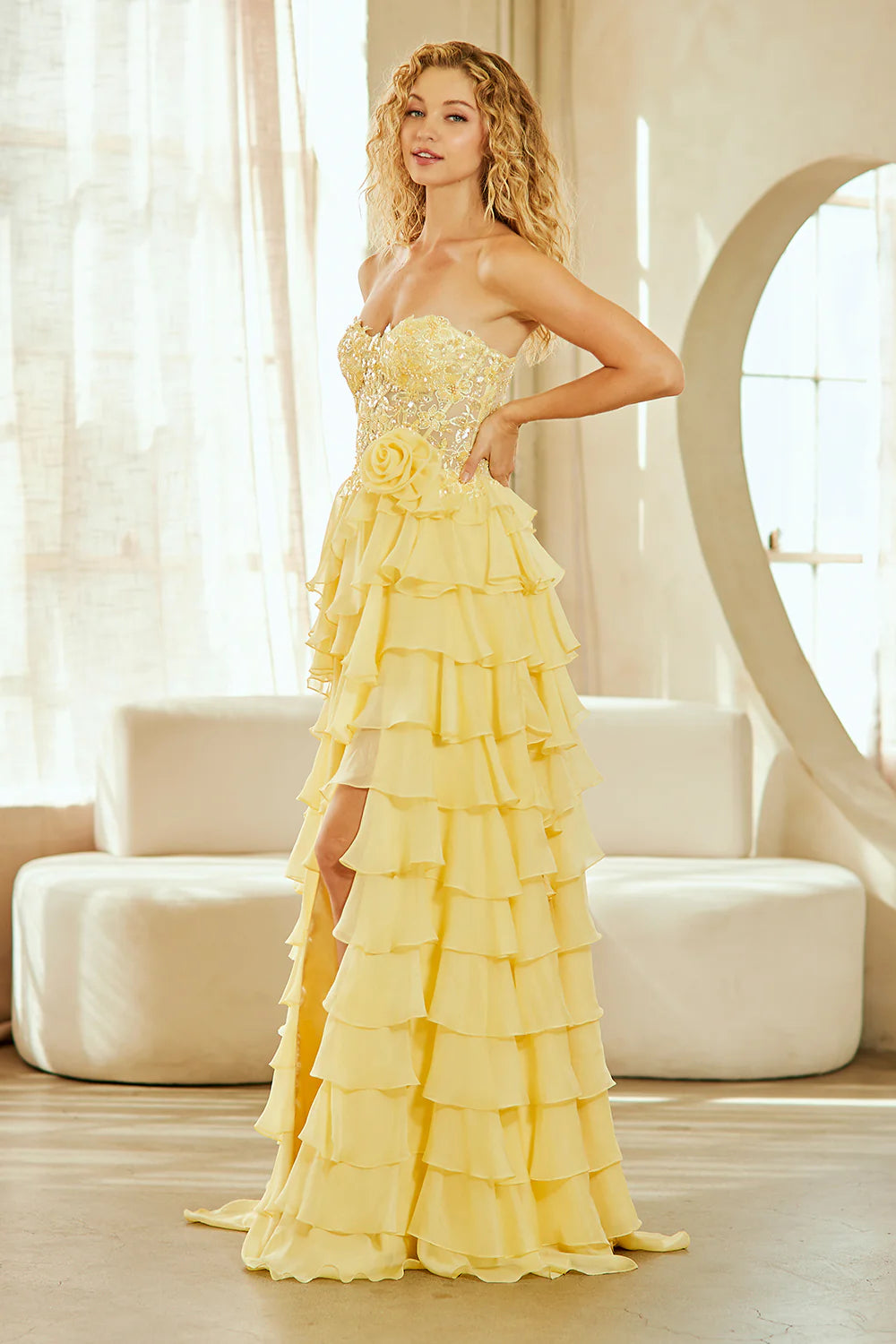 Vestido de fiesta largo de chifón sin tirantes con volantes, abertura y adornos
