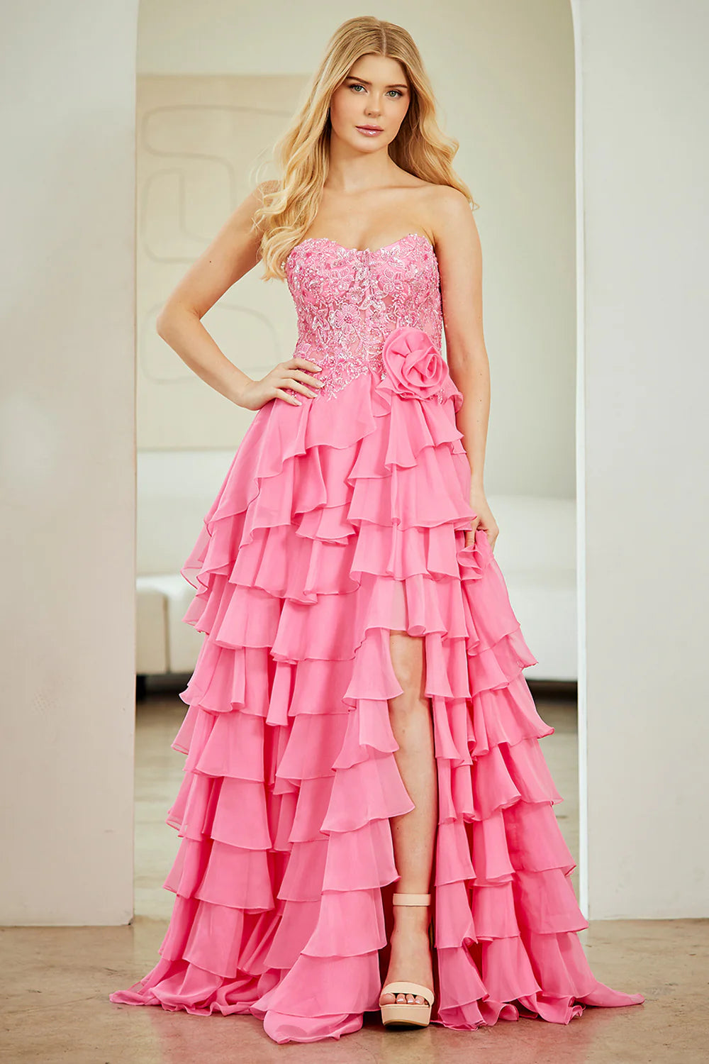 Vestido de fiesta largo de chifón sin tirantes con volantes, abertura y adornos