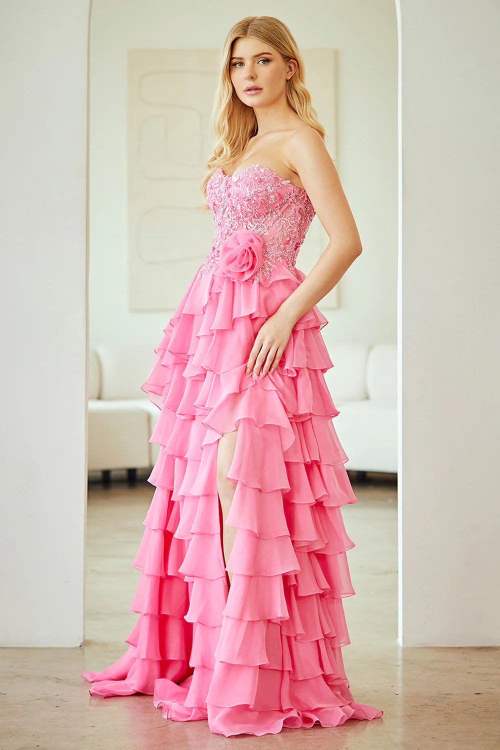 Vestido de fiesta largo de chifón sin tirantes con volantes, abertura y adornos