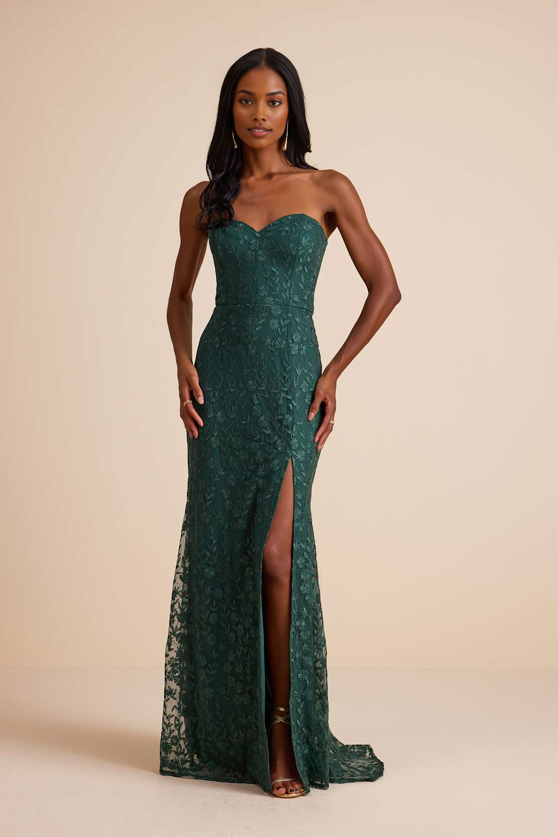 Vestido largo de noche formal sin tirantes con bordado floral, corte trompeta/sirena y abertura alta para fiesta de graduación