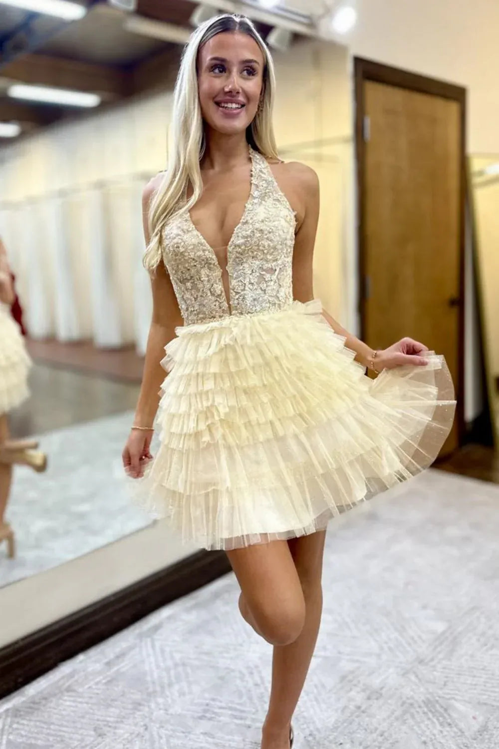Feminine ALine Halter Sleeveless Lace Tulle Tiered Short Homecoming Dress