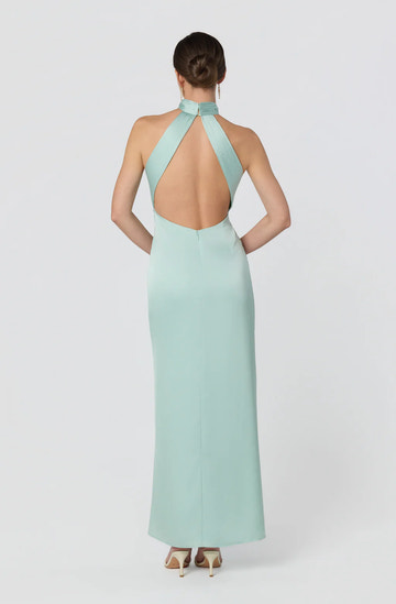 Vestido de noche largo de satén con cuello halter ajustado y abertura frontal torcida
