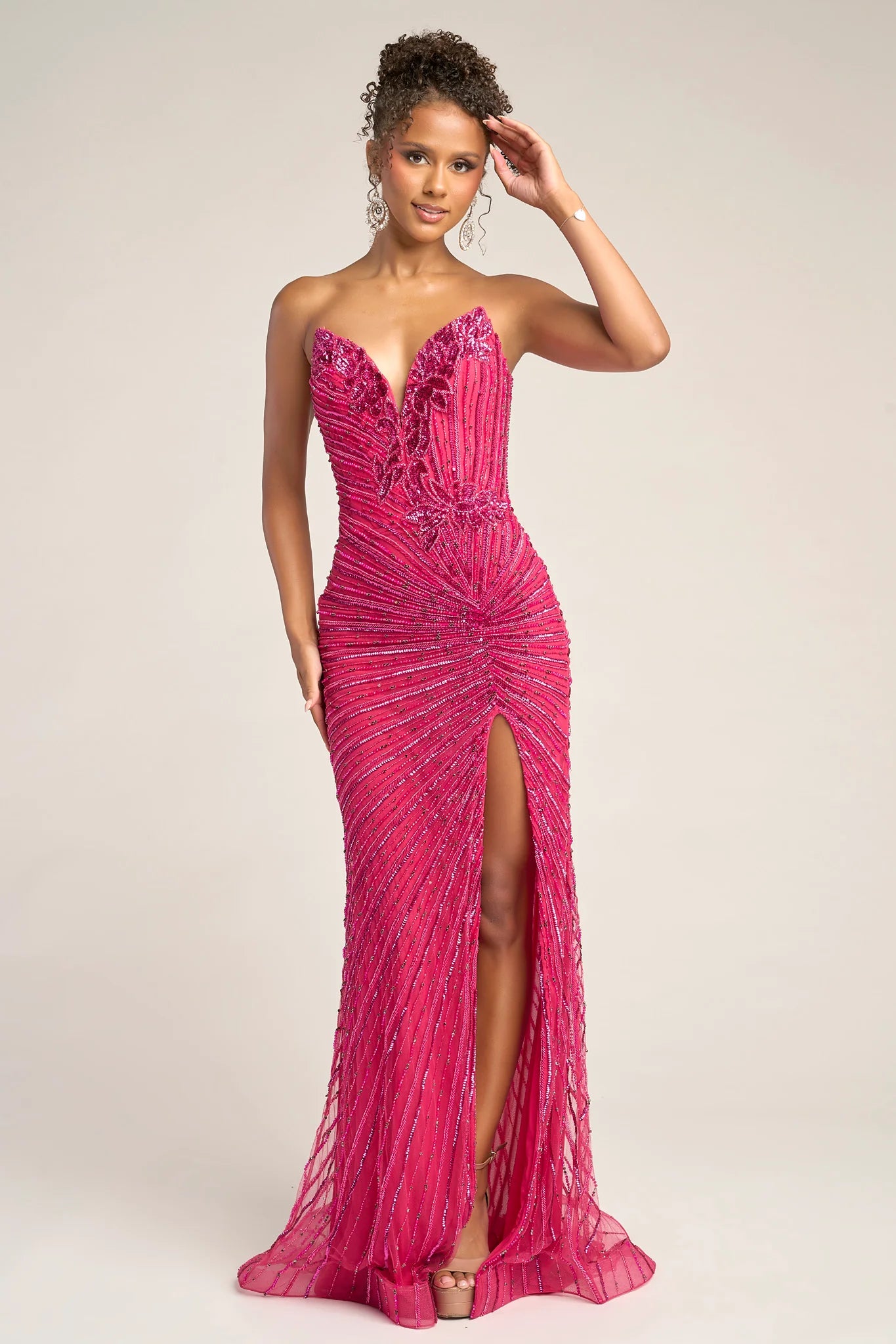Elegante vestido de noche largo ajustado sin tirantes con cuentas y abertura