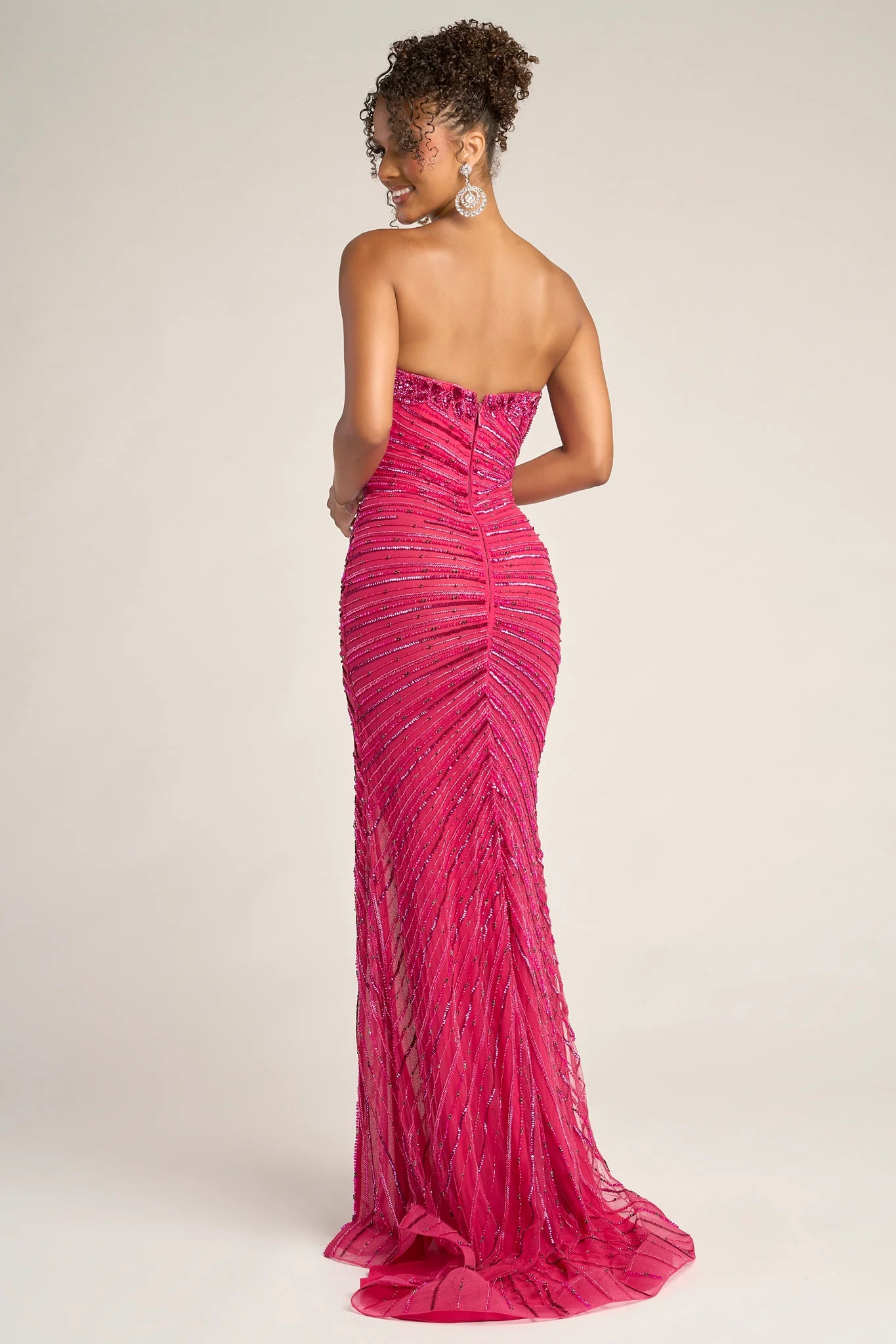 Elegante vestido de noche largo ajustado sin tirantes con cuentas y abertura