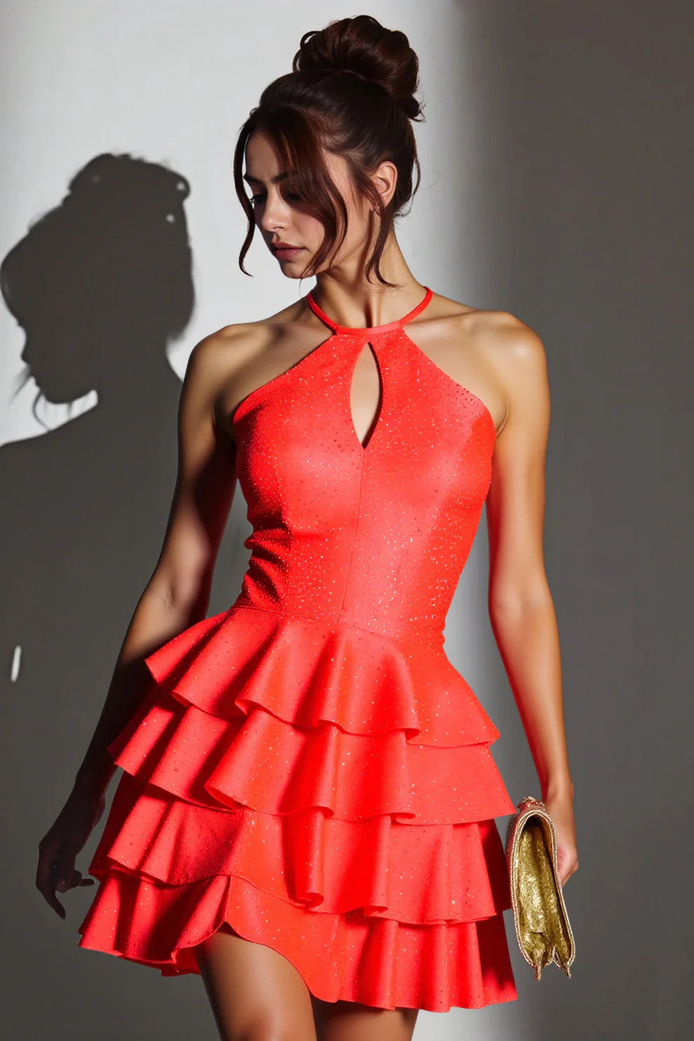 Vestido Corto de Fiesta Brillante con Cuello Halter y Volantes Seductor