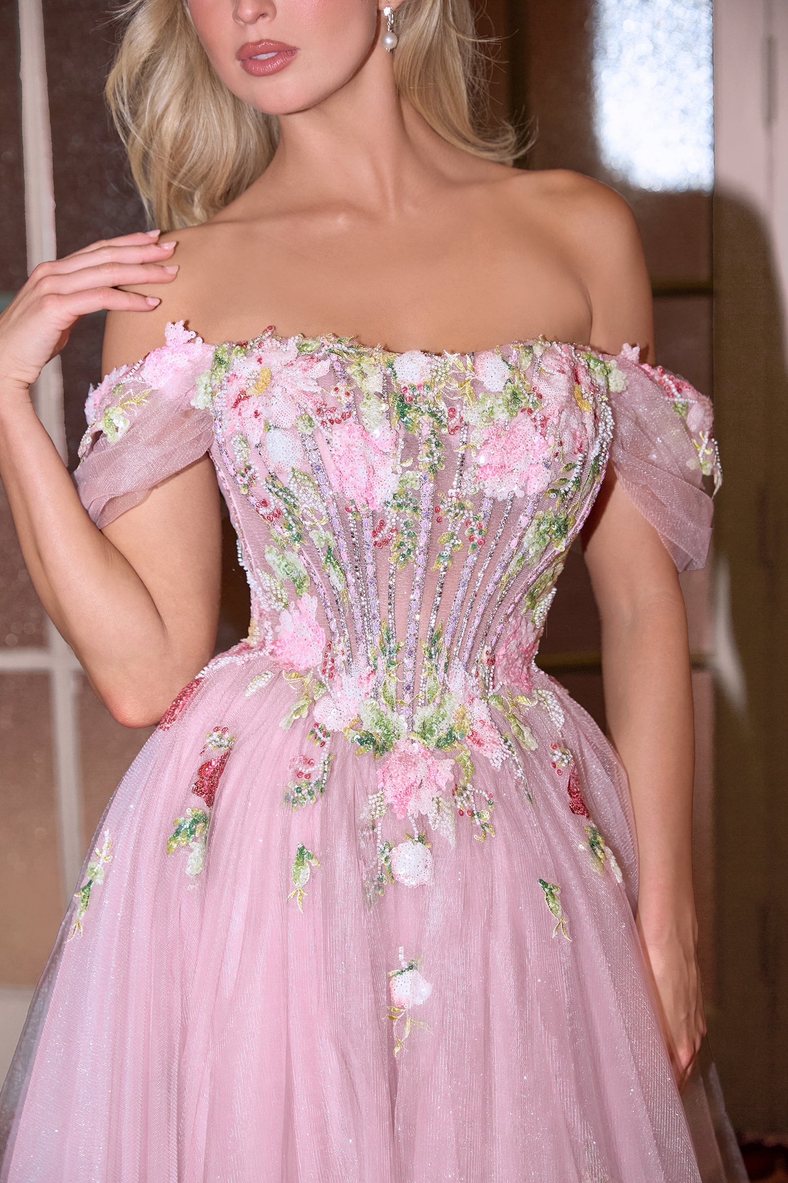 Vestido de noche de tul con escote Bardot, corte princesa, línea A, largo hasta el suelo y adornos florales para graduación