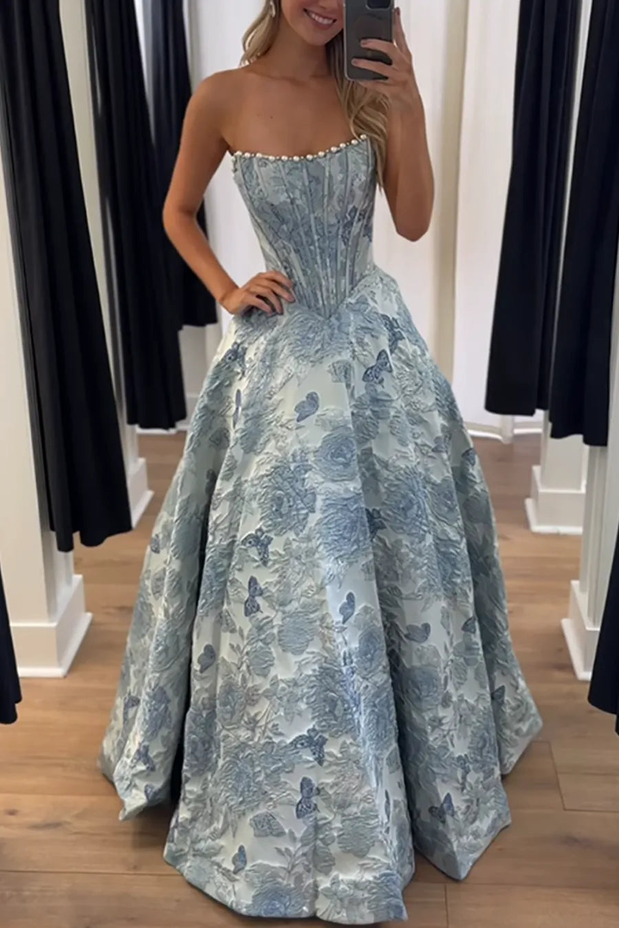 Elegante Vestido de Fiesta Largo de Satén Jacquard Floral con Perlas y Corsé sin Tirantes