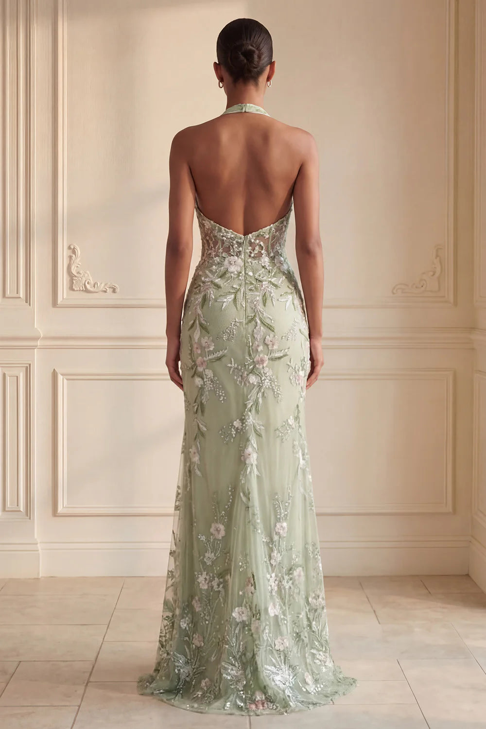 Vestido de fiesta formal largo con abertura, escote halter y bordado de sirena floral