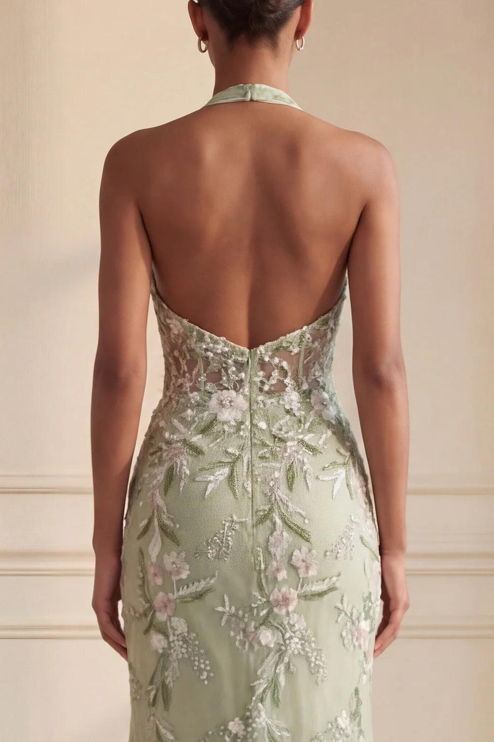 Vestido de fiesta formal largo con abertura, escote halter y bordado de sirena floral
