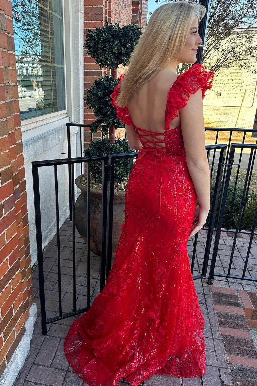 Vestido de gala sirena con apliques florales, escote corazón, volantes, corsé y largo hasta el suelo