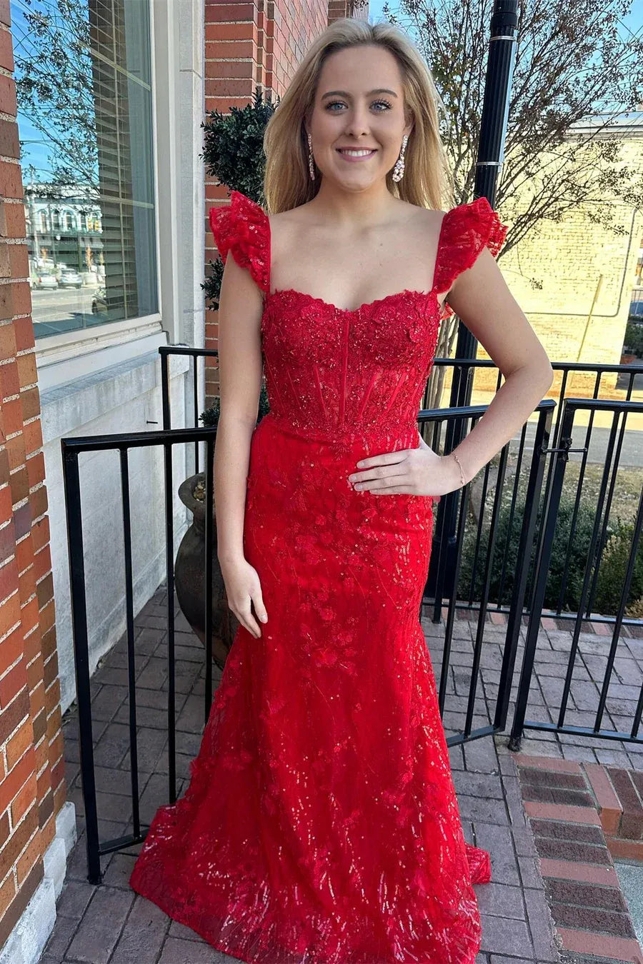 Vestido de gala sirena con apliques florales, escote corazón, volantes, corsé y largo hasta el suelo