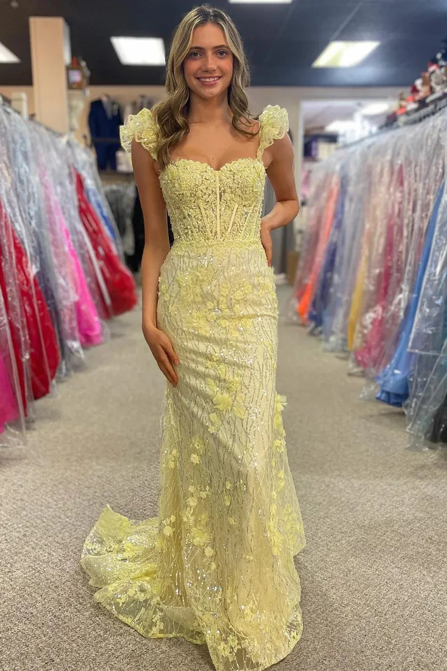 Vestido de gala sirena con apliques florales, escote corazón, volantes, corsé y largo hasta el suelo