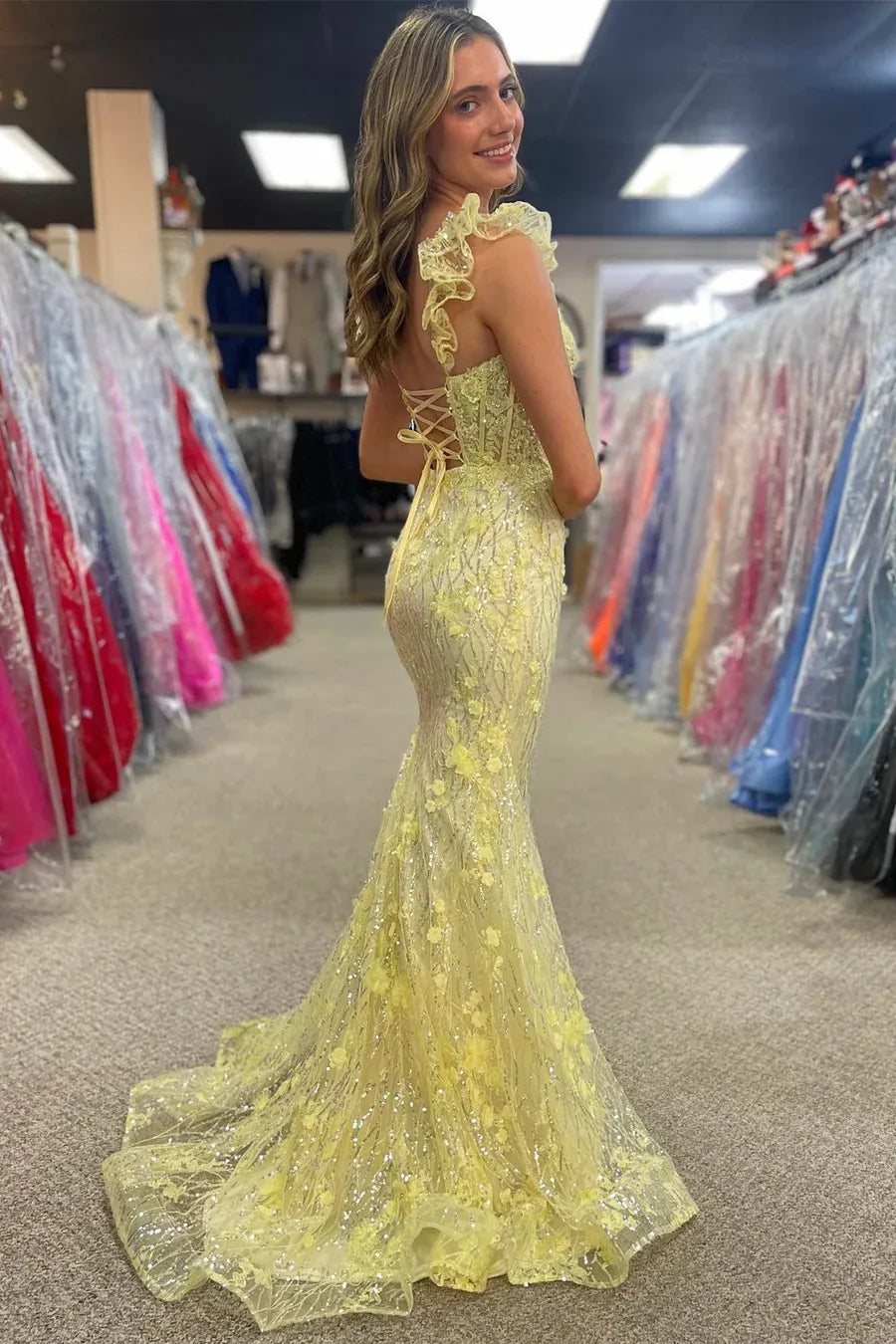 Vestido de gala sirena con apliques florales, escote corazón, volantes, corsé y largo hasta el suelo