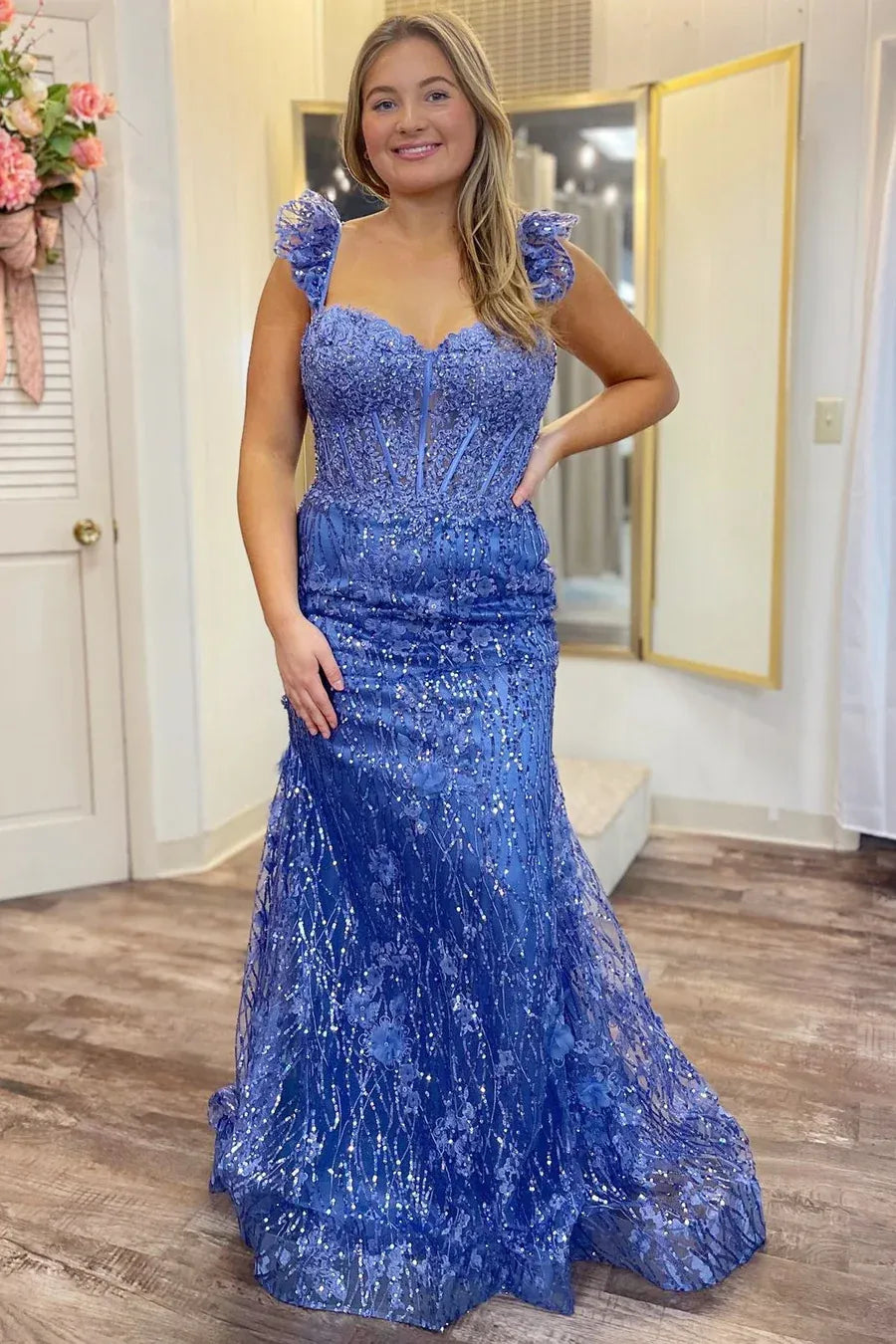 Vestido de gala sirena con apliques florales, escote corazón, volantes, corsé y largo hasta el suelo