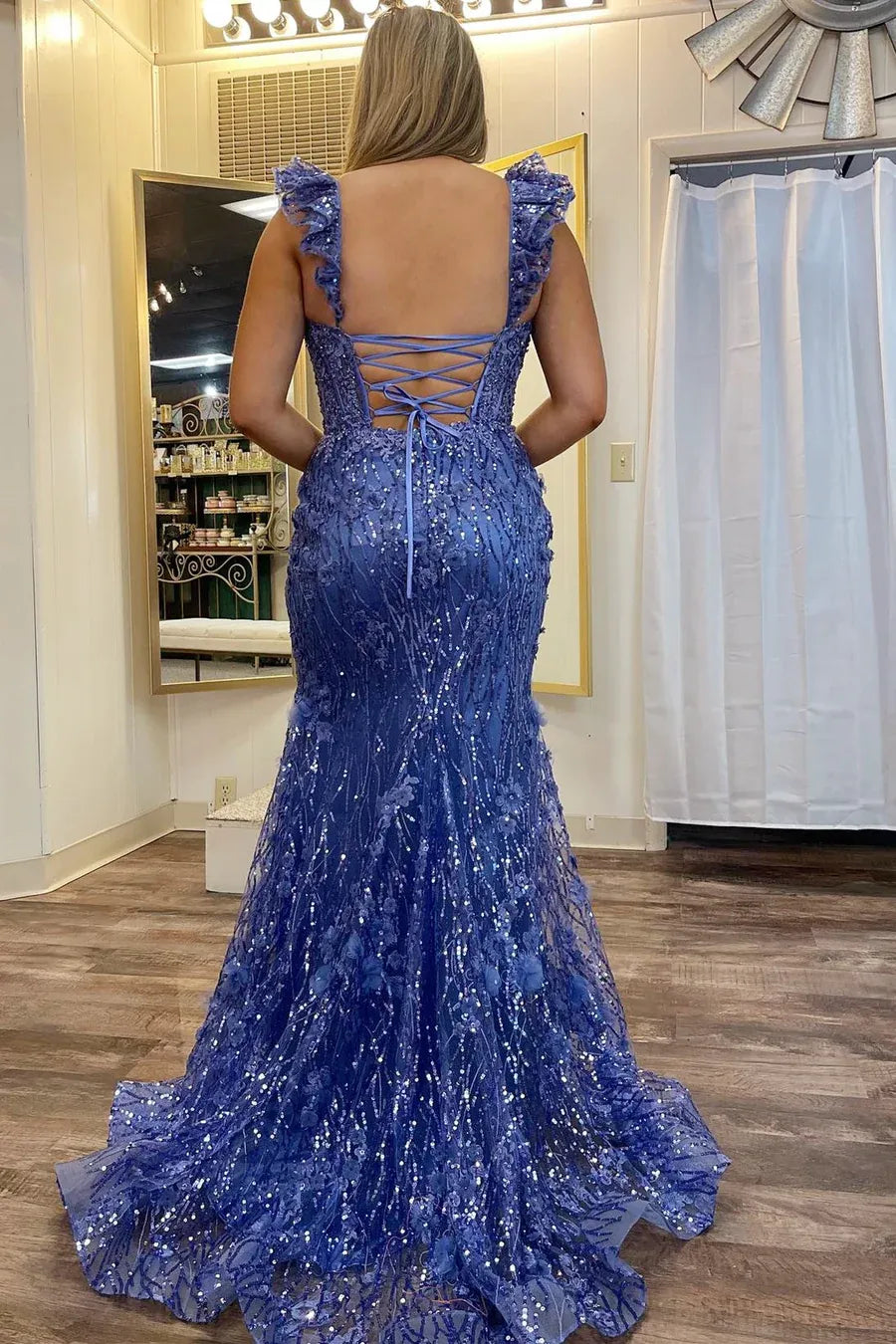 Vestido de gala sirena con apliques florales, escote corazón, volantes, corsé y largo hasta el suelo