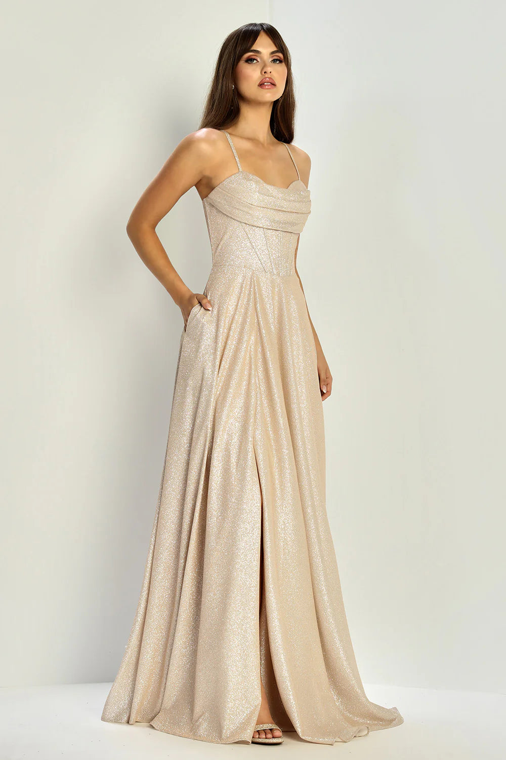 Vestido de Fiesta/Dama de Honor con Brillos, Corte en A Fluido, Cuello Desbocado, Tirantes Delgados, Corsé y Abertura
