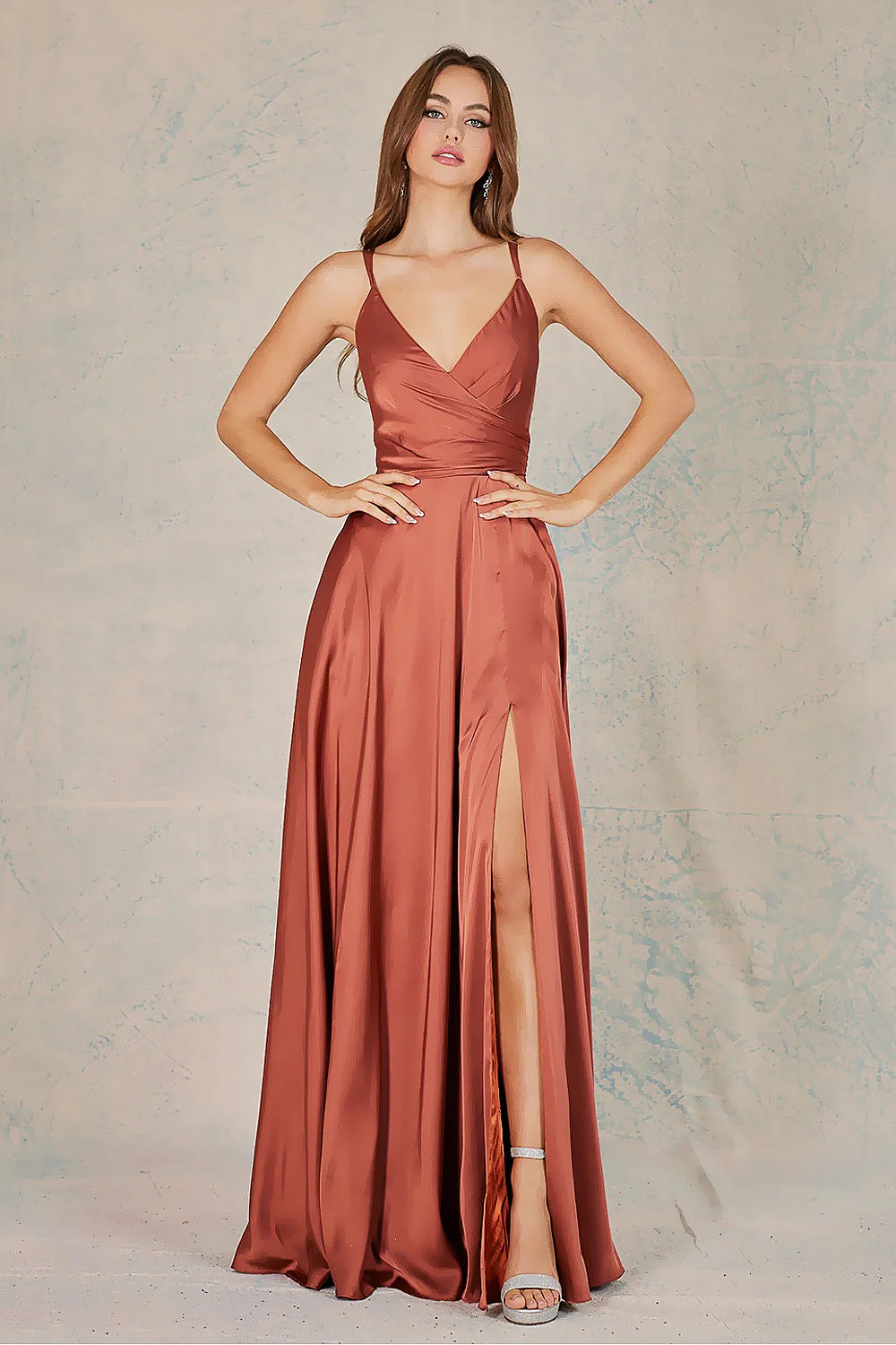 Vestido de fiesta de satén con tirantes finos, escote en V, línea A, fluido, con abertura y cordones para damas de honor