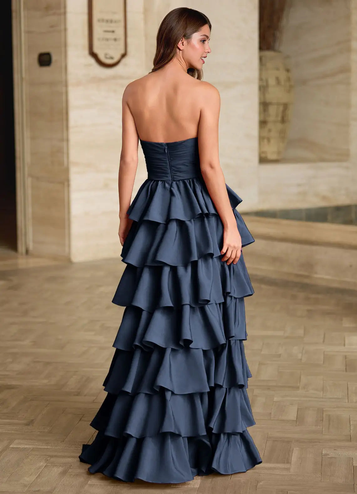 Elegante vestido de fiesta largo sin tirantes de satén con silueta A y volantes