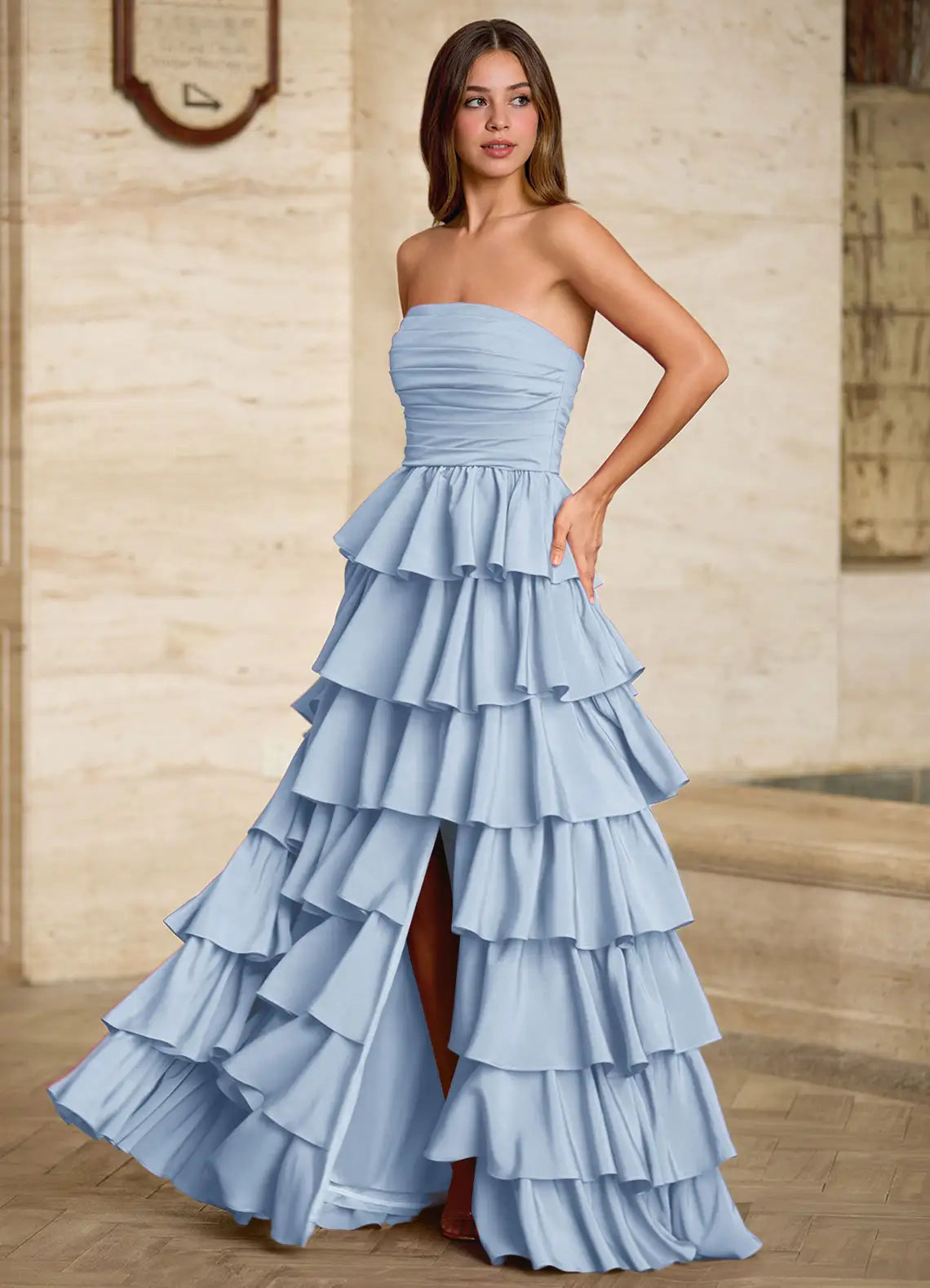 Elegante vestido de fiesta largo sin tirantes de satén con silueta A y volantes