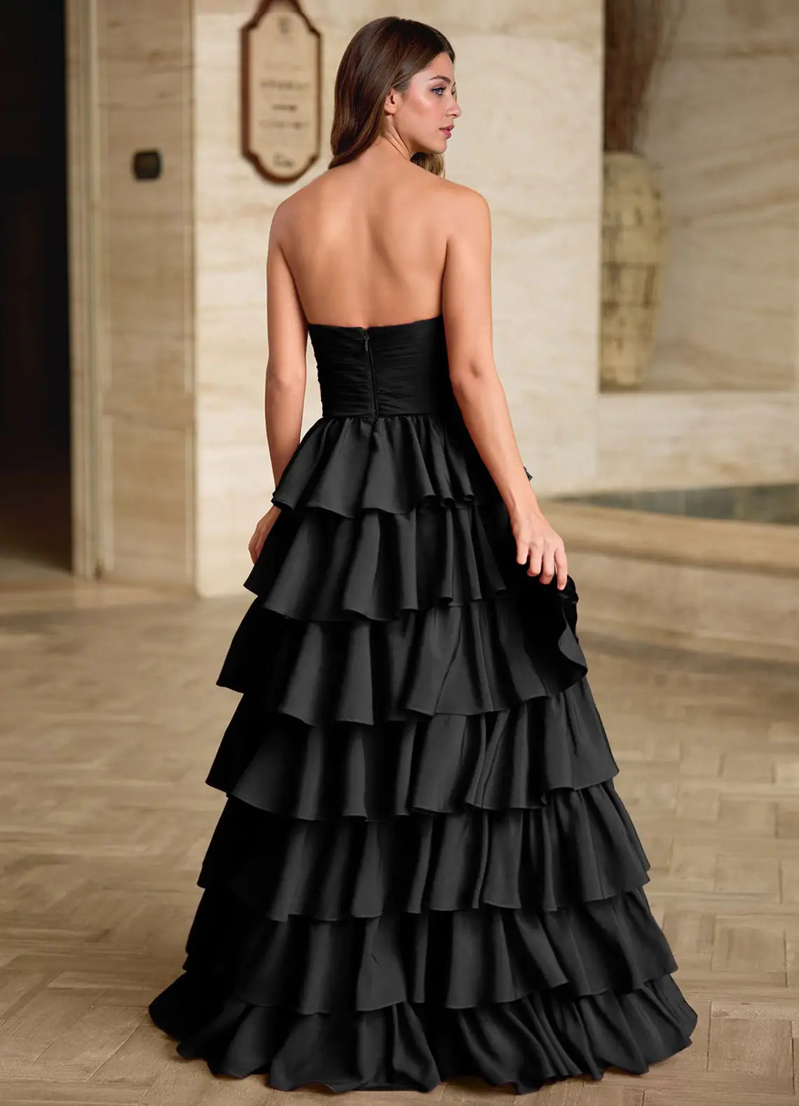 Elegante vestido de fiesta largo sin tirantes de satén con silueta A y volantes