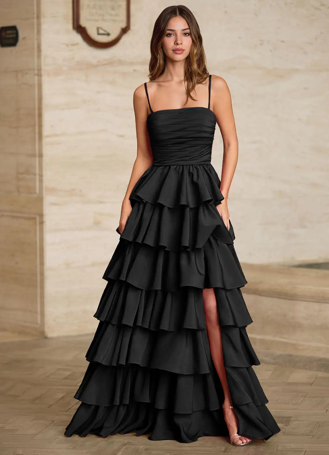Elegante vestido de fiesta largo sin tirantes de satén con silueta A y volantes